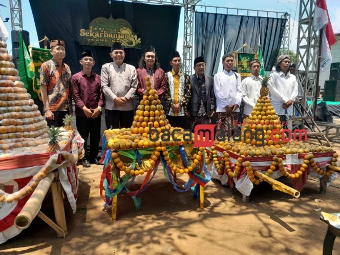 
 Ketua DPRD Kota Malang I Made, KH M Jadul Maula ketua lesbumi PBNU dan beberapa pengurus PC NU Kota Malang usai membuka kegiatan Festival Sekar Banjar 2024 di Desa Genting Merjosari (Rohim Alfarizi)