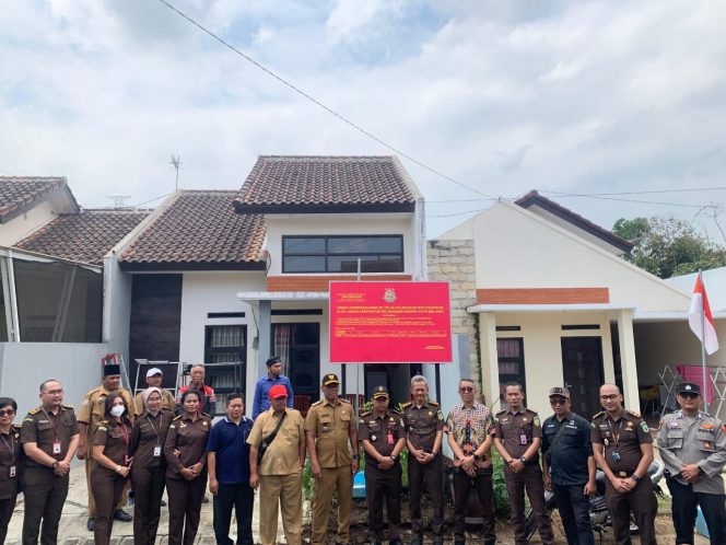 
 Kasi pidsus Agung, Kasi intel Agung, dan Kasi BB kejari Kota Malang serta kepala desa sekarpuro usai melakukan sita bangunan dan lahan di wilayah sekarpuro. (Ist)