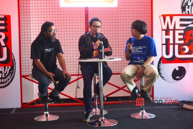 
 Akbar Bagus Sudibyo, drummer Efek Rumah Kaca (tengah), saat konferensi pers beberapa jam sebelum tampil di panggung We Hear Uuu di Malang Creative Center (MCC), Kamis (5/9/2024). (Nedi Putra AW)
