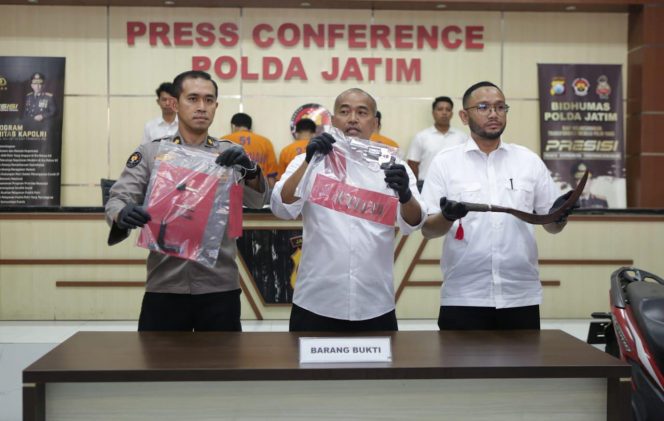 
 Kasubdit Jatanras AKBP Arbaridi Jumhur, bersama anggota saat gelar rilis ungkap kasus curanmor di gedung bidhumas Polda jatim. (Ist)