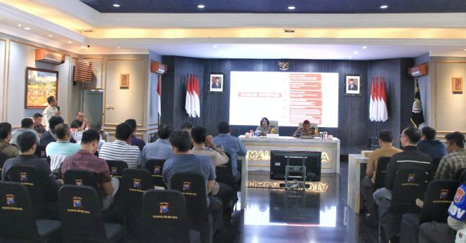 
 Kabag ops Akp Sutomo bersama Kasiwas Polresta Malang Kota Akp. Nawangsari saat pengarahan latpraops narkoba semeru 2024 di ballroom sanika satyawada (ist)