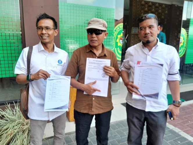 
 Kuasa hukum tergugat Yuli Kriswanto, SH, dan tergugat II, usai mengikuti sidang mediasi di PN Kepanjen Malang. (Ist)
