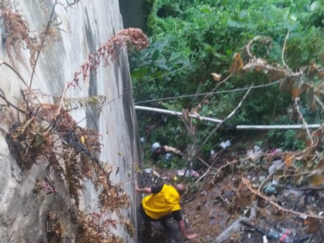 
 Petugas relawan saat mengevakuasi korban yang jatuh di Jembatan Suhat. (Ist)