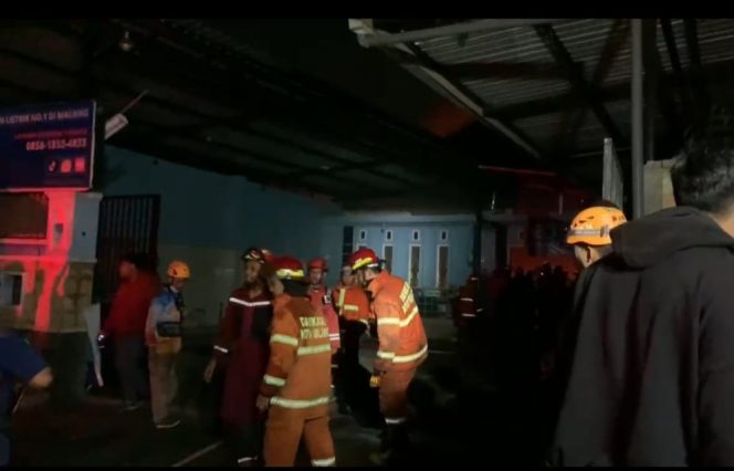 
 Petugas dampkar dan relawan saat melakukan pendinginan di lokasi kebakaran. (Ist)