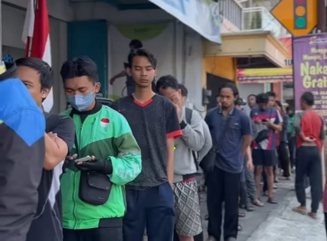 
 Antria warga di Warung Gratis Sedekah Subuh. (Dok Warung Sedekah Subuh)