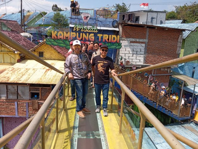 
 Calon Wali Kota Malang Abah Anton dan Wawali Kota Malang Dimyati Ayatulloha menyusuri Kampung Tridi dan Kampung Warna-Warni Jodipan. (Ist)