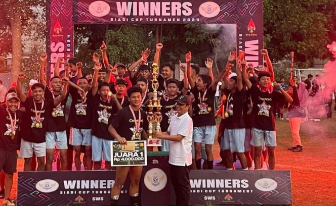 
 Simbolis penyerahan hadiah untuk pemenang. (Dok ARELA)