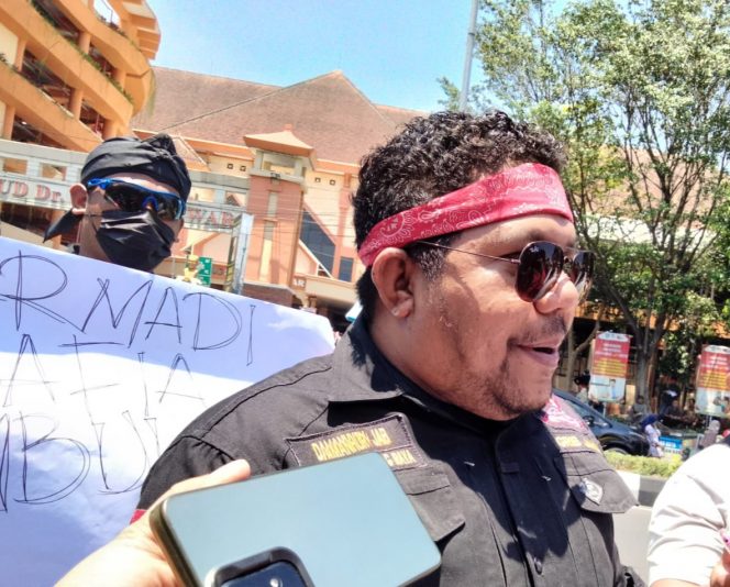 
 Korlap aksi Damanhury saat diwawancara awak media usai aksi di Mapolresta Makota. (Ist)