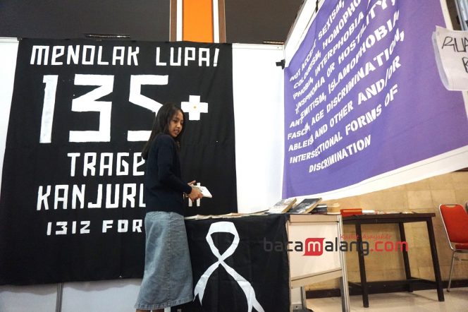 
 Salah seorang pengunjung menyimak buku di stand Gelap Terang Pustaka Jalanan dalam pameran karya seni Konferensi Internasional Pengetahuan dari Perempuan (PDP) IV di gedung Samantha Krida UB, Kamis (19/9/2024). (Nedi Putra AW)