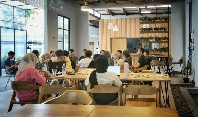 
 Ritual ngopi kini bercampur dengan tren baru dari milenial dan Gen Z yakni ngopi plus nugas yaitu minum kopi di cafe, sembari mengerjakan tugas sekolah atau kampus, dan hal ini menjadikan sejumlah kafe tetap eksis beroperasi. (ist)