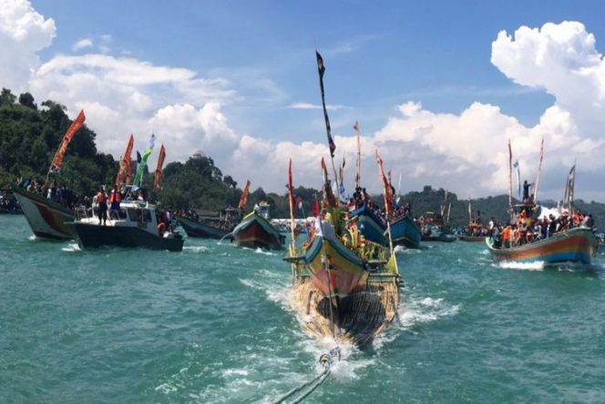 
 Tradisi Petik Laut di Pantai Sendangbiru. (ist)