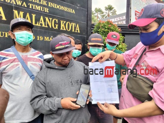 
 Keluarga korban HNF saat melaporkan penganiayaan ke Mapolresta Makota. (Rohim Alfarizi)