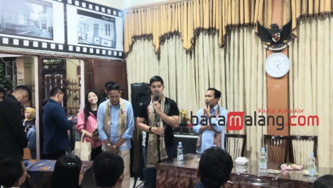 
 Ketum PSI Kaesang Pangarep bersama paslon Wahyu-Ali, saat menyapa masyarakat Kayutangan herritage. (Rohim Alfarizi)