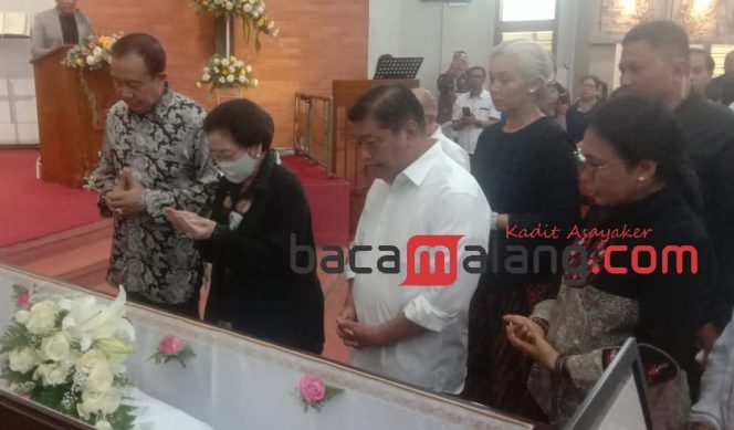 
 Megawati Soekarno Putri saat berdoa di jenazah romo Antonius Benny Susetyo di gereja Katolik Santo Albertus De Trapani Blimbing. (Rohim Alfarizi)