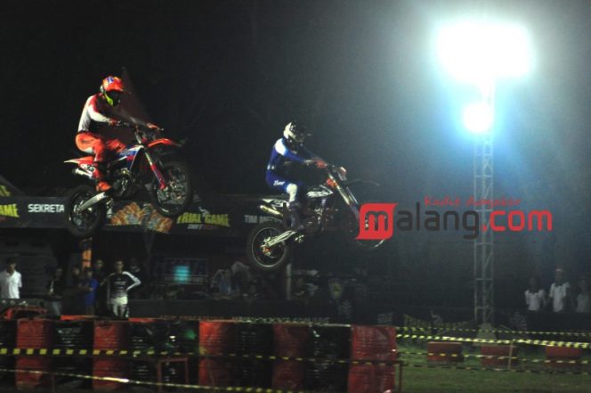 
 Kroser Lantian Juan (kanan), dibayangi Ivan Harry Nugroho dalam Trial Game Dirt (TGD) 2024 seri pamungkas di Sirkuit Lapangan Rampal, Kota Malang, Sabtu (12/10/2024). Lantian Juan berhasil menjadi Juara Umum TGD 2024 di kelas utama FFA dan Campuran Open. (Nedi Putra AW)