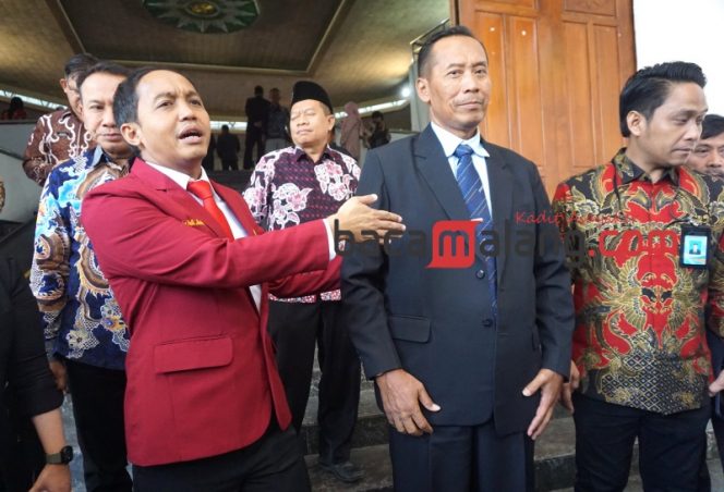 
 Mantan Rektor UMM Prof. Dr. Fauzan, (kanan) saat mendampingi Wakil Menteri Agraria dan Tata Ruang Raja Juli Antoni, Ph.D. (Nedi Putra AW)