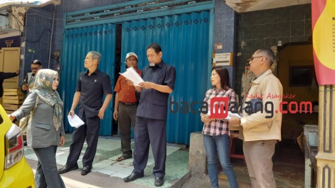 
 Hakim sidang PS dan panitera, bersama penggugat dan tergugat saat meninjau obyek gugatan di Jl. Muharto. (Rohim Alfarizi)