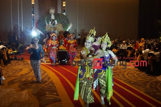 
 Arak-arakan tumpeng sebagai wujud rasa syukur Anniversary ke 3 Grand Mercure Malang Mirama di Ballroom setempat, Minggu (27/10/2024). (Nedi Putra AW)