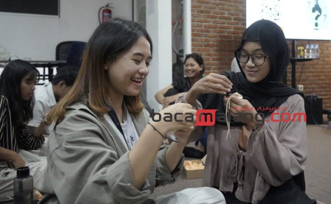 
 Pembuatan diffuser program Roiloka Goes to Office hasil kolaborasi dengan Mebiso dilaksanakan di kantor Beon Intermedia di kawasan Dinoyo, Jumat (26/10/2024). (Nedi Putra AW)