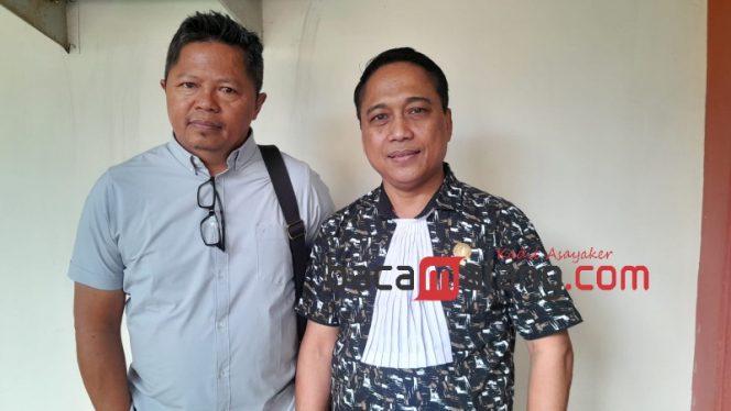 
 Kuasa hukum terdakwa Y, Haryono, AH dan Andrianus Reno W, SH, usai mengikuti persidangan di ruang Garuda PN Malang. (Rohim Alfarizi)