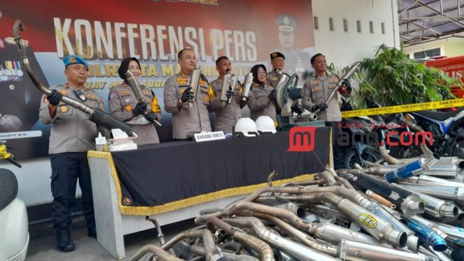 
 Kapolresta Malang Kota, Kombes Pol Nanang Haryono bersama para Kasat saat menunjukkan barang bukti knalpot brong. (Rohim Alfariizi)