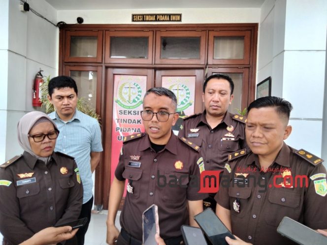 
 Kasi intel Agung Tri Raditya, dan Kasi Pidum H.M Sidauruk bersama jaksa Kejari kota Malang saat memberikan keterangan pelimpahan  tahap 2, 8  tsk dari Bareskrim Polri ke Kejari Kota Malang. (Rohim Alfarizi)