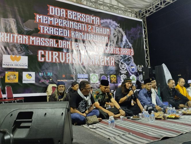 
 Sam Anto Baret bersama sederet tokoh saat mengikuti doa bersama di Jalan Patimura Kota Malang, Senin (30/9/2024). (ist)
