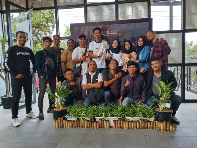 
 Executive Assistant Manager Horison Trunojoyo Batu, Reza Adytia dan Marcomm Horison Trunojoyo Batu, Deiby Febriyani Salam, saat sesi foto bersama para awak media usai konferensi pers. (Yan)