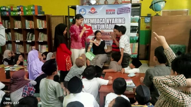 
 Narasumber Yulia dan Putri saat kegiatan “Membaca Nyaring Untuk Adik” di Perpustakaan Tholabul Ilmi di Jl. Bauksit No. 45 Kota Malang pada akhir pekan lalu. (ist)