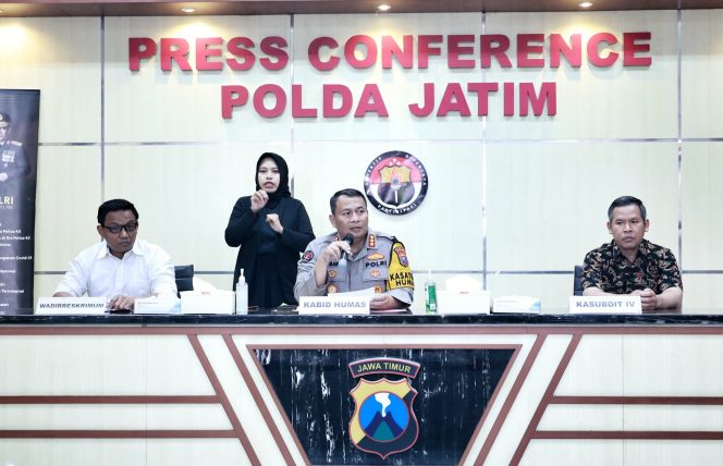 
 Kabidhumas polda jatim Kombes pol Dirmanto, saat memberikan perskonferen kepada awak.media terkait kasus pesta sex di Batu. (Ist)