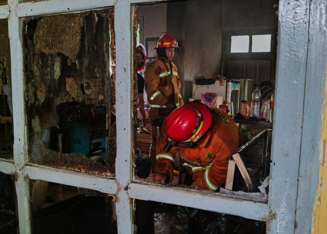 
 Petugas Damkar saat memadamkan api di dapur rumah warga di jalan Diponegoro. (Ist)
