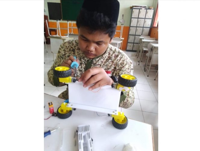 
 Siswa SMPI Sabilurtosyad Gasek merangkai Robot Pertanian. (Ikbar)