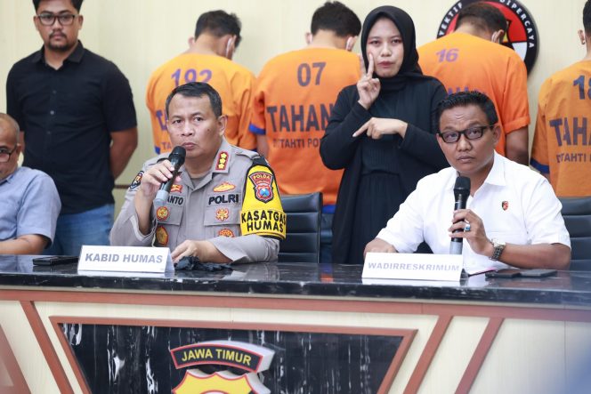 
 Kabidhumas Polda Jatim Kombes Pol Dirmanto dan wadirreskrim Polda Jatim Akbp Suryono, saat merilis kasus (ist)