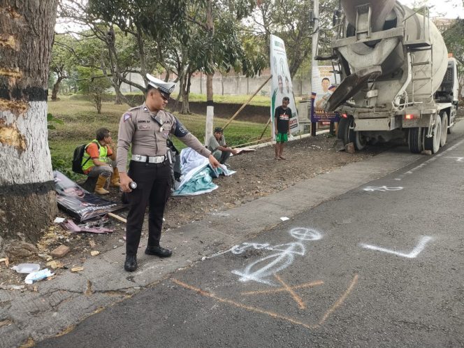 
 Anggota Satlantas Polres Batu, saat tengah melakukan olah TKP kecelakaan di Jalan Ir. Soekarno Hatta, Desa Mojorejo, Kecamatan Junrejo, Kota Batu. (Yan)