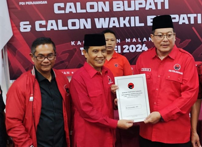
 (dari kiri) Darmadi, Abah Gun, dan Didik Gatot Subroto pada saat penyerahan berkas formulir pendaftaran bakal calon Bupati di DPC PDI Perjuangan Kabupaten Malang. (bacamalang/Dhimas)