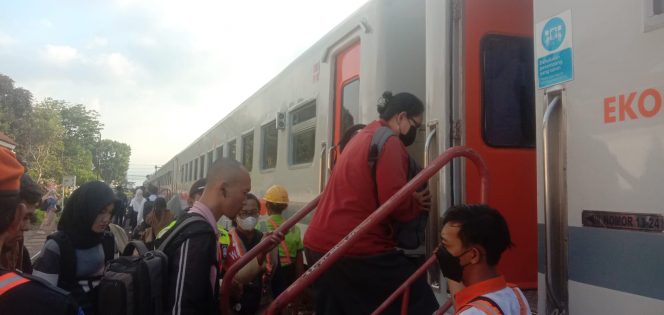 
 Penumpang KA Dhoho Penataran saat menaiki gerbong kereta. (Ist)