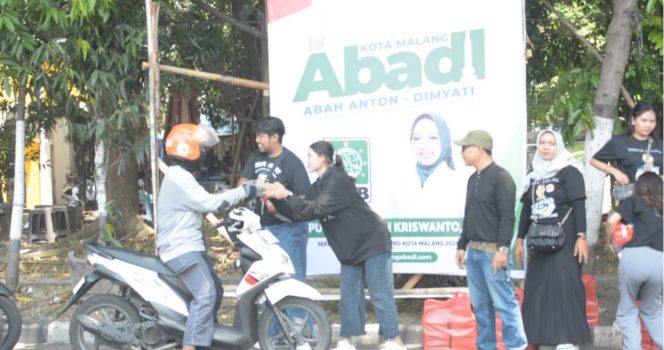 
 Relawan Sabda Abah Anton, bakti sosial Jumat berkah bagikan nasi kota kepada masyarakat di jalan Sukarno Hatta. (Ist)
