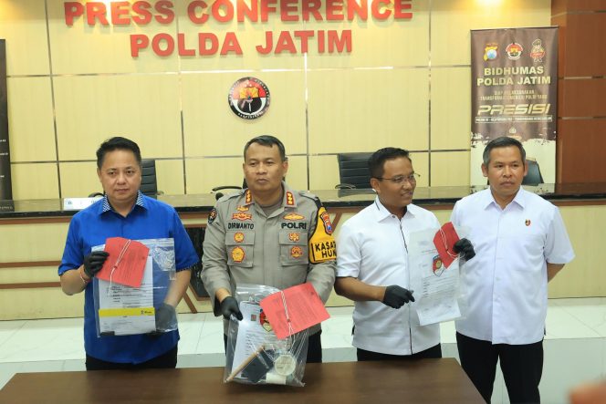
 Kabid humas Polda Jatim Kombes Pol Dirmanto bersama Dirreskrimum Kombes Pol Farman saat pres rilis di gedung Bidhumas Polda Jatim (ist)