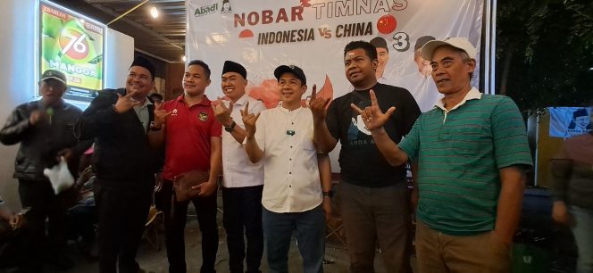 
 Paslon no 3 Abah Anton bersama Dimyati saat hadir di acara nobar pertandingan kualifikasi timnas Indonesia Vs China (ist)