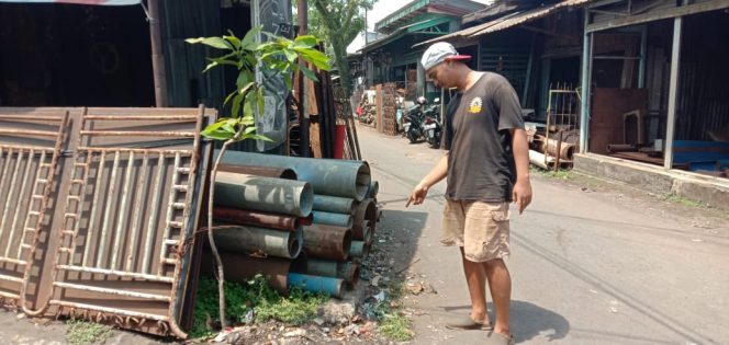 
 Korban pemilik lapak di Pasar Besi Kota Malang, Bagas saat menunjukkan lokasi kejadian pencurian, Rabu (16/10/2024). (Ist)