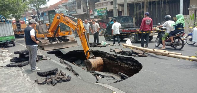 
 Kondisi Jalan Raya Muharto Kecamatan Kedungkandang Kota Malang yang mengalami ambles, sebuah alat berat di turunkan untuk membenahi jln yang ambles. (Ist)