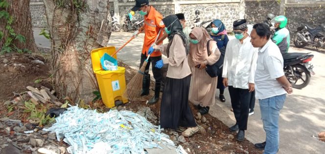 
 Tumpukan sampah medis yang sedang dibersihkan oleh petugas kebersihan puskesmas di saksikan anggota dari polresta makota. (Ist)