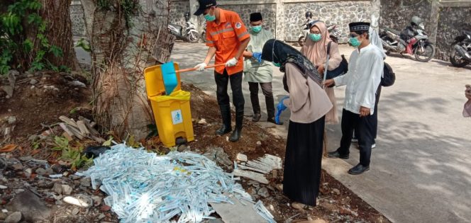 
 Tumpukan sampah medis yang ditemukan berserakan di pinggir, mulai di bersihkan petugas puskesmas. (Ist)