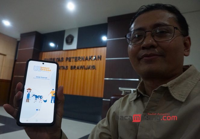 
 Dekan Fapet UB, Prof. Dr. Ir. Muhammad Halim Natsir, S.Pt, MP., IPM., ASEAN Eng menunjukkan Aplikasi UB Sobat Ternak yang tersedia di play store dan sudah dikembangkan sejak tahun 2023 lalu. (Nedi Putra AW)