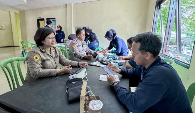 
 Personel Polresta Makota yang terlibat pam pilkada 2024 saat diperiksa kesehatannya oleh tim medis. (Ist)