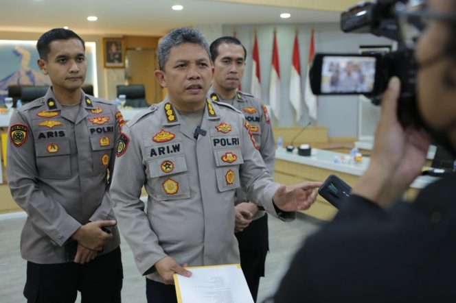 
 Karo SDM Polda Jatim, Kombes Pol Ari Wibowo saat memberikan keterangan terkait rekrutmen Bakomsus. (Ist)