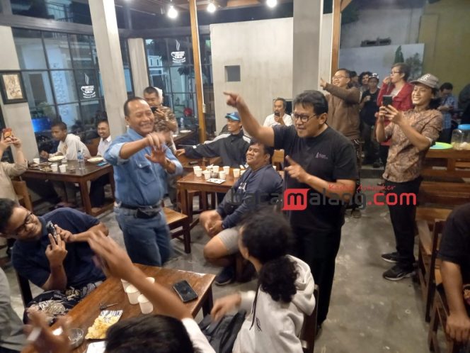 
 Guru Besar Sastra Universitas Negeri Malang (UM) Prof. Djoko Saryono (tengah), bersama para pengunjung dalam Kafe Pustaka Reloaded di Jalan Pekalongan No.1 Kota Malang, Selasa (5/11/2024). (Nedi Putra AW)