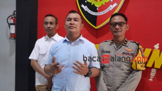 
 Kompol M. Soleh bersama kanit dan kasi humas saat memberikan keterangan terkait ungkap pelaku judi online. (Rohim Alfarizi)