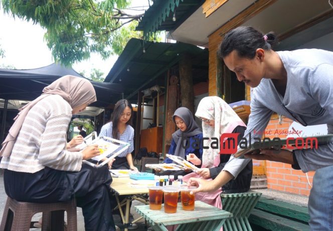 
 Sejumlah pengunjung saat membatik dengan paket dari Soendari Batik & Art Gallery ditemani suguhan Cascara, minuman bercitarasa unik berbahan kulit kopi dari Kedaily Coffee & Kitchen. (Nedi Putra AW)