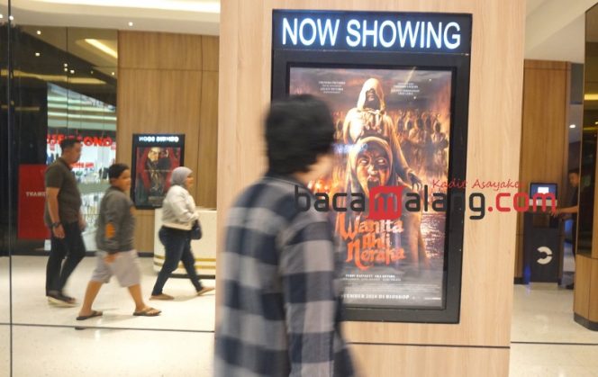 
 Penonton menyimak poster film Wanita Ahli Neraka di Cinepolis Matos, Sabtu (9/11/2024). (Nedi Putra AW).